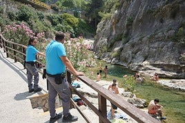 Vigilantes en el paraje del Pou Clar.