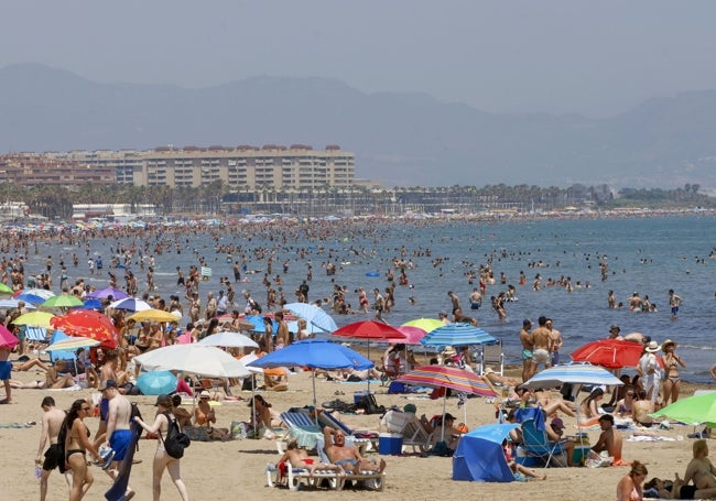 Aspecto que ofrecia ayer la playa en Valencia.