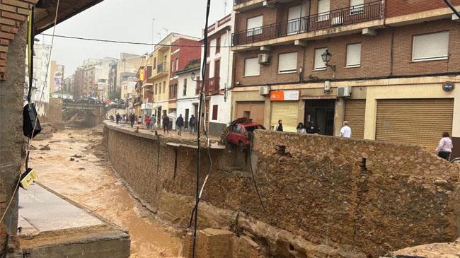 Imagen antes - El coche rojo de la imagen ocupa el lugar en el que el día de antes había una pasarela. El recambio del paso peatonal se espera para el 18 de julio y es responsabilidad de la conselleria de Infraestructuras. De momento, la situación no cambia.