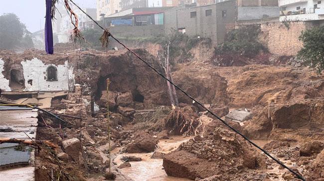 Imagen antes - Junto a la hornacina de San Isidro había una gran piedra que generó un codo y aumentó la fuerza del agua. La imagen de abajo muestra el poder de destrucción. Ahora, uno de los grandes misterios es saber dónde ha ido a parar la figura de San Isidro, que ha desparecido.