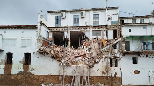Imagen antes - El domingo después de la dana, el edificio de la Mutua colapsó y se vino abajo. En estos meses se han hecho labores de apuntalamiento, se ha saneado y se está a la espera de que se pueda recuperar uno de los lugares icónicos para la población.