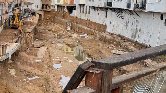Imagen antes - En estos momentos, el barranco de Chiva se puede observar que el cauce es más profundo, ya que la fuerza del agua lo rebajó. Y se ha puesto una losa de hormigón en el puente nuevo para afianzarlo por si suceden nuevas avenidas.