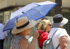 Turistas en Valencia protegiéndose del sol.
