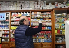 Un vendedor en un estanco, imagen de archivo.