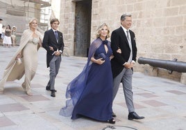 El novio, Javi Millet, acompañado de su madre. Le precede la madre de la novia, Pato Casanova.