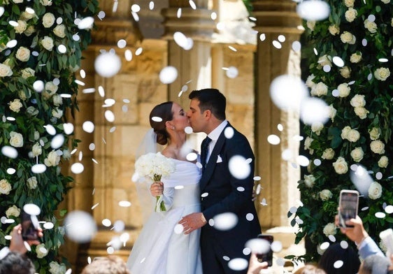 El beso de Lucía Gutiérrez Alonso y Nacho Boluda ya como marido y mujer.