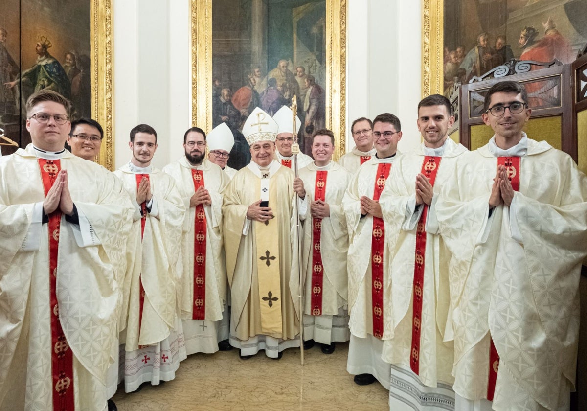 Los nuevos presbíteros junto al arzobispo y los obispos.