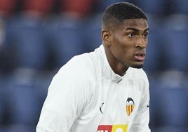 Cristhian Mosquera, en el calentamiento de un partido con el Valencia CF.
