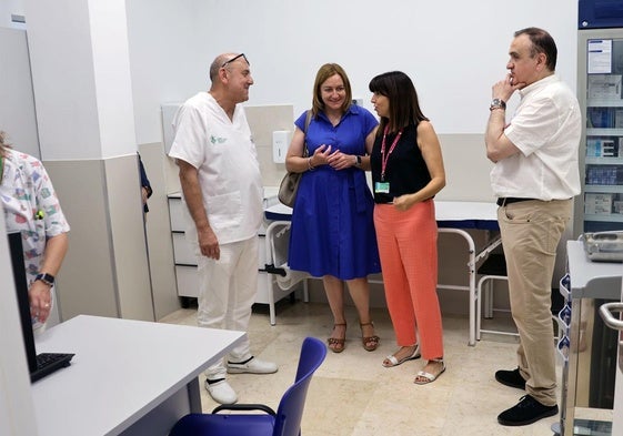 La directora general de Atención Primaria, Eva Suárez, en su visita al centro