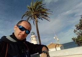 Posado, en el faro de Cullera, que volverá a visitar con motivo sus dos próximos retos.