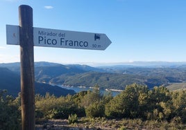 Señal que indica el camino hacia el Mirador del Pico Franco.