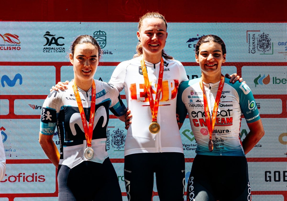 Ainara Albert, a la derecha, en el podio del Campeonato de España.
