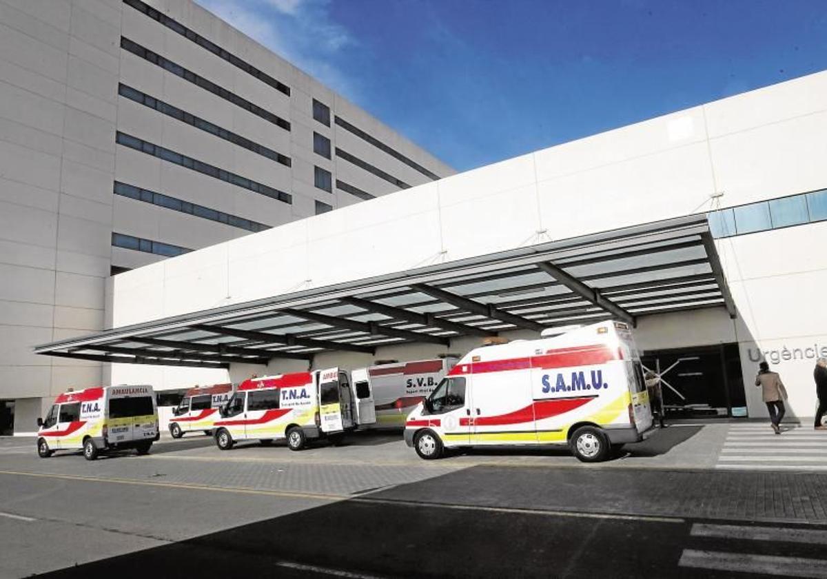 Ambulancias en la entrada de Urgencias del hospital La Fe de Valencia.