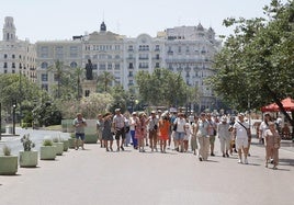 Turistas pasean por el centro de Valencia este domingo.