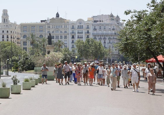 Turistas pasean por el centro de Valencia este domingo.