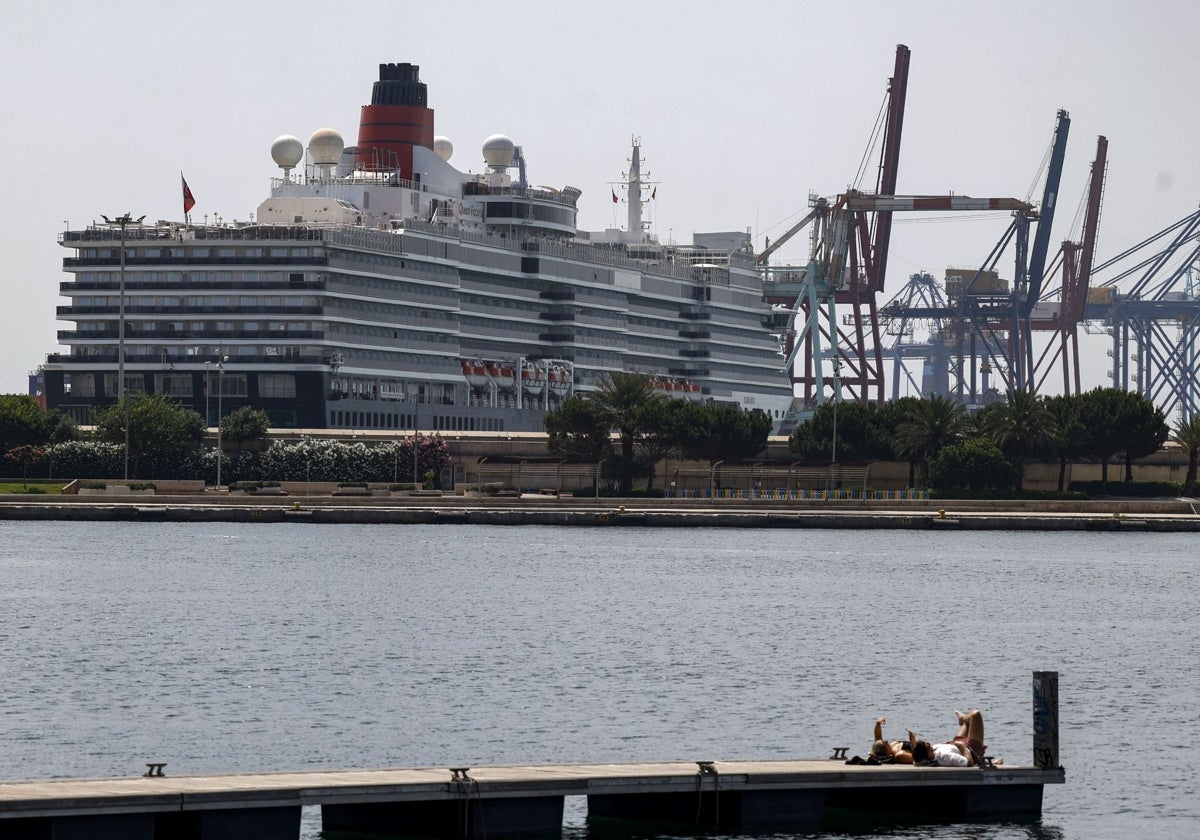 Un crucero atracado en el puerto de Valencia.