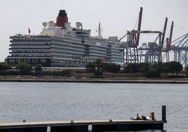 Un crucero atracado en el puerto de Valencia.