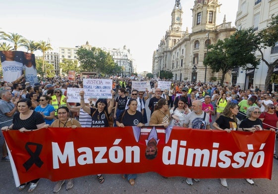 Representantes de las víctimas en la octava protesta por la gestión de la dana.