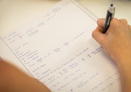 Estudiantes preparan sus exámenes en una foto de archivo