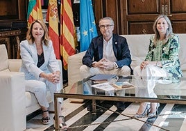 La alcaldesa, Begoña Carrasco, con los representantes de Caixabank y Fundació Caixa Castelló.