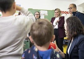 La presidenta de la Diputación, Marta Barrachina, en un colegio.