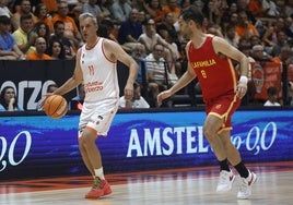 José Manuel Calderón defiende a Nacho Rodilla durante el partido de leyendas en la Fonteta.