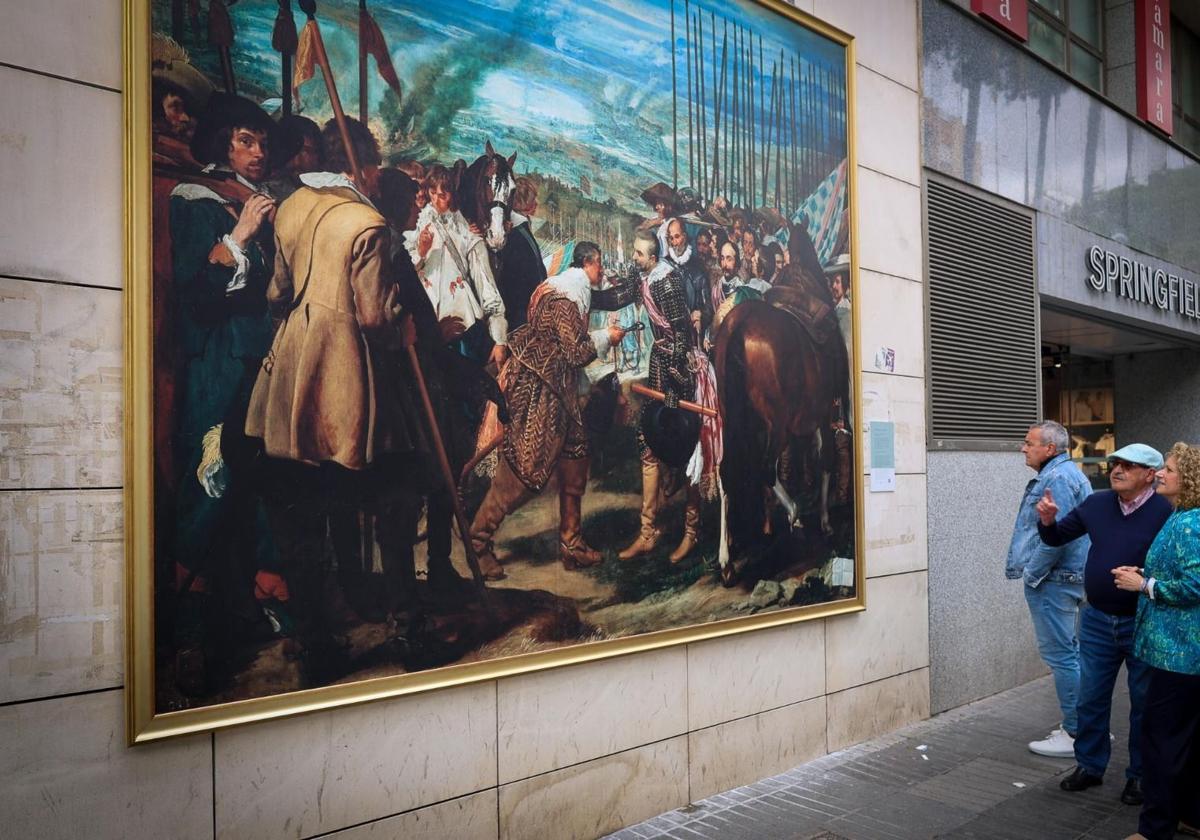 La alalcaldesa Folgado contempla la reproducción de 'Las lanzas o a rendición de Breda' de Velázquez.