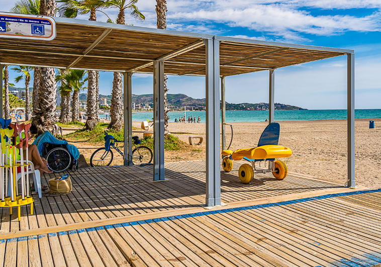 Benicàssim amplía a más de 100 horas semanales en el servicio de baño asistido en sus playas para 2025