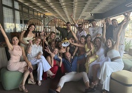Alejandro Resta, rodeado de amigos con quienes ha celebrado su cumpleaños, entre ellos Lucía Asensio, Vicen Fernández o Alexandra Malikova.