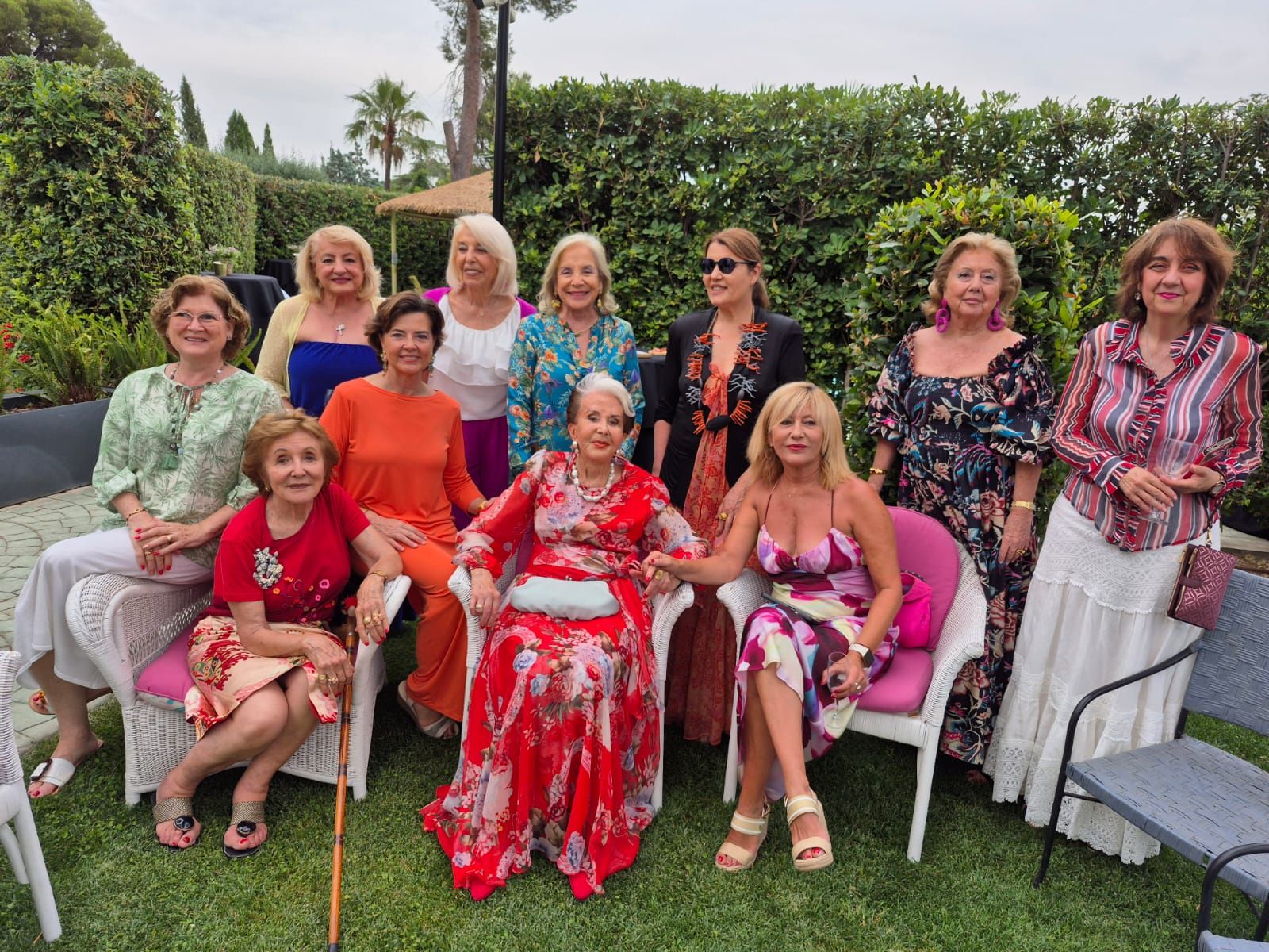 Integrantes de la Orden del Querer Saber, en el santo de Marisa Marín, que celebró en su casa.