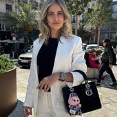 Mariola Hoyos, con un muñeco colgado de su bolso.