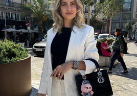 Mariola Hoyos, con un muñeco colgado de su bolso.