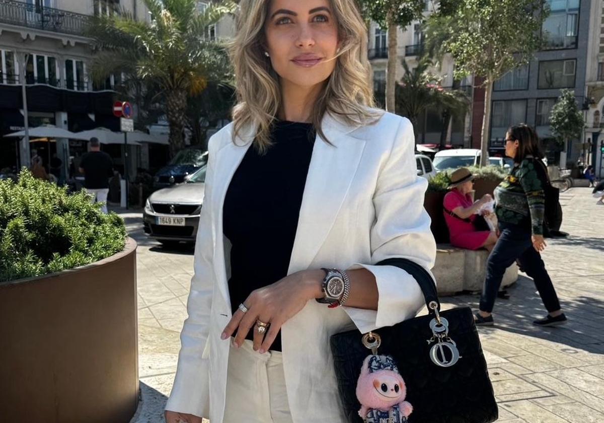 Mariola Hoyos, con un muñeco colgado de su bolso.