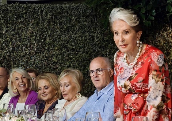 Marisa Marín en primer plano en el brindis, rodeada entre otros por Fernando de Rosa, Merche Fillol, Pura Barber y Paqui Sauri
