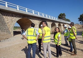 Autoridades políticas este lunes junto al puente de la Fallereta.