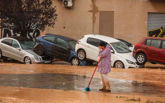 Una mujer, desvatada en La Torre tras la dana.