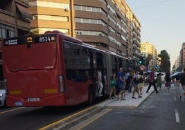 La EMT circula con normalidad en la avenida, en un sentido habilitado en dirección contraria.