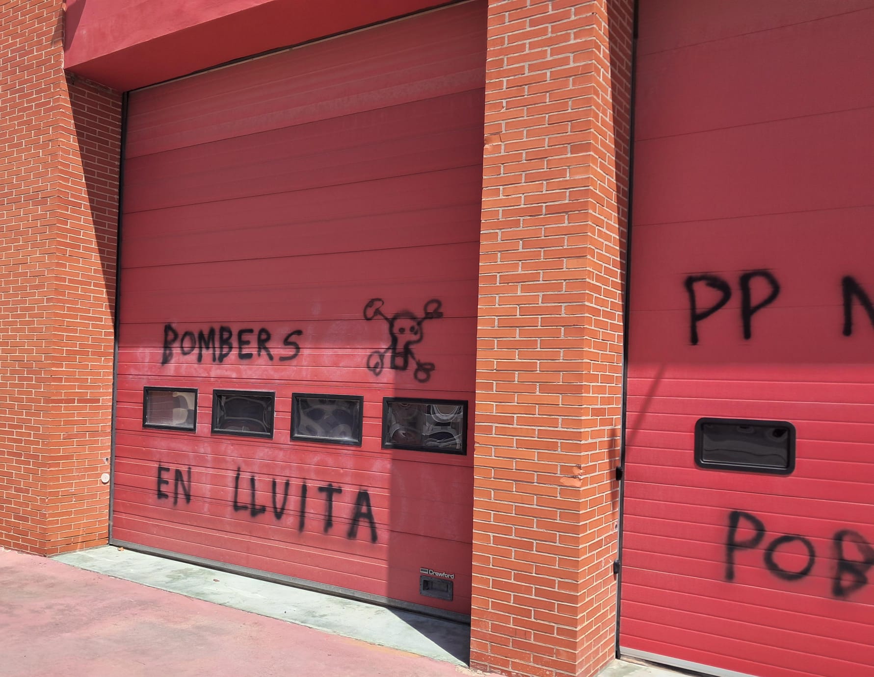 FOTOS | La &#039;huelga de celo&#039; de los bomberos obliga a cerrar los parques de Moncada y Catarroja