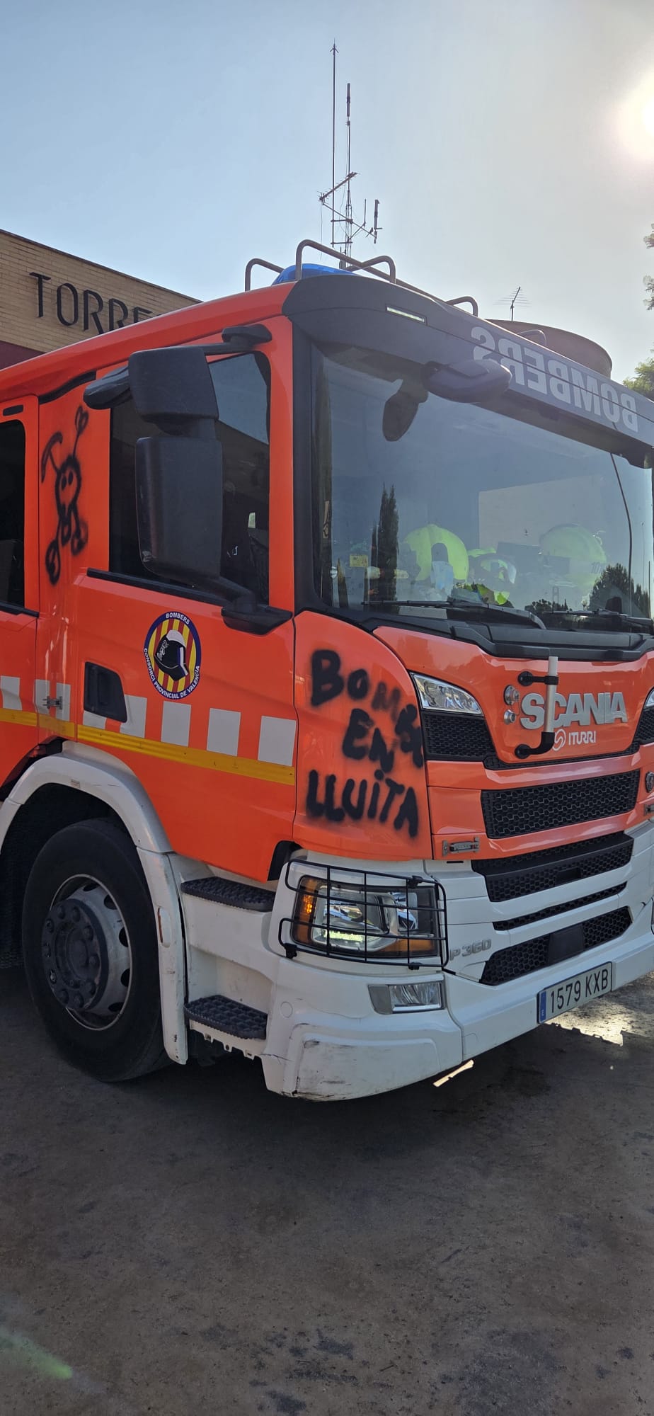 FOTOS | La &#039;huelga de celo&#039; de los bomberos obliga a cerrar los parques de Moncada y Catarroja