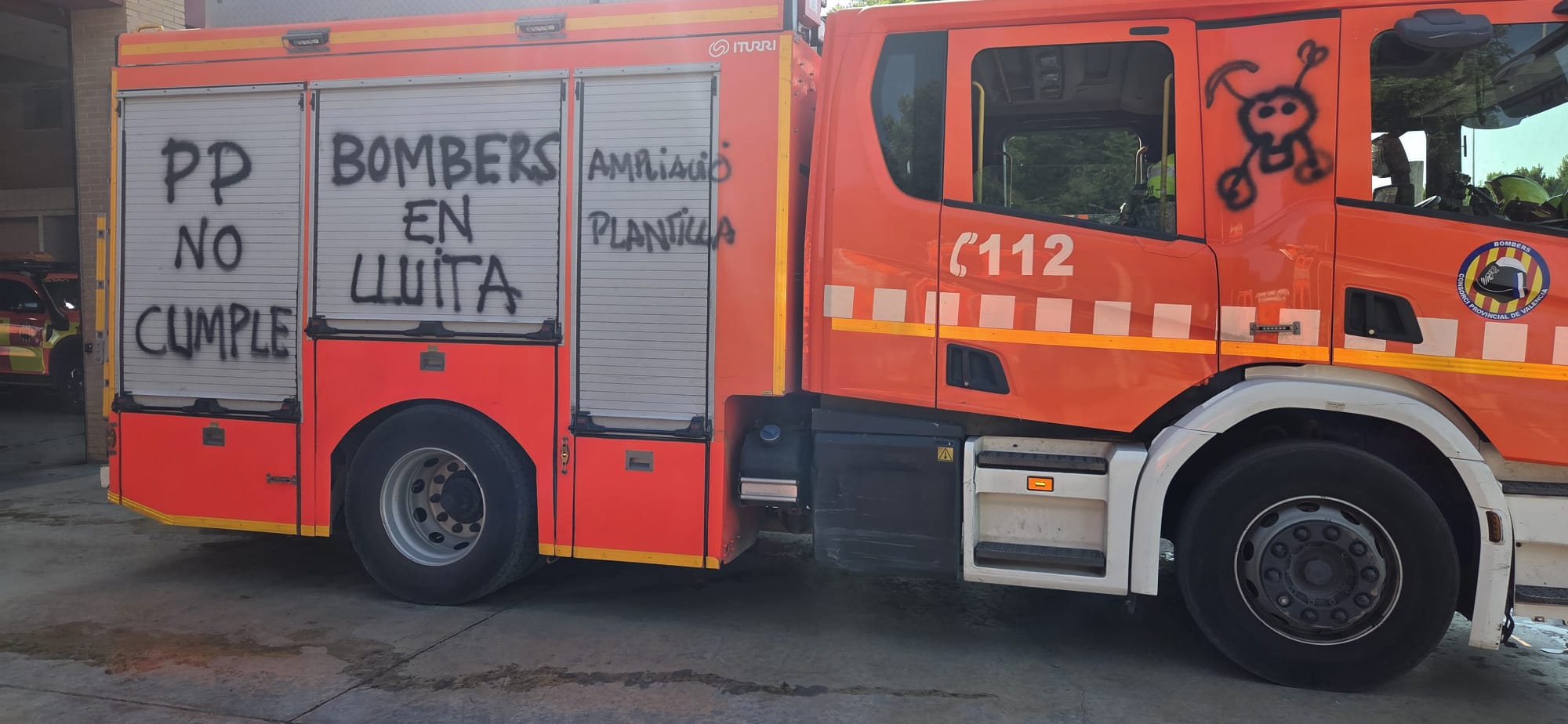 FOTOS | La &#039;huelga de celo&#039; de los bomberos obliga a cerrar los parques de Moncada y Catarroja