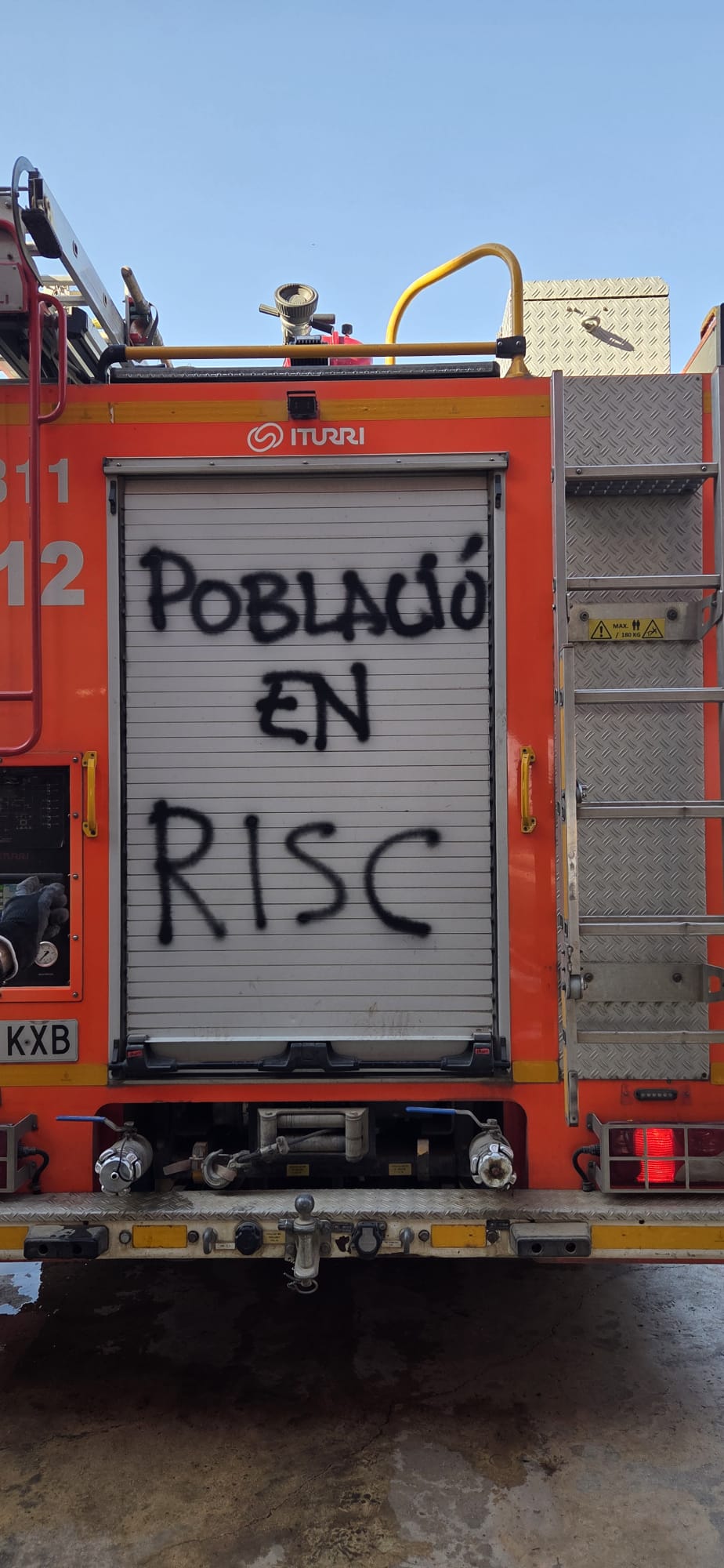 FOTOS | La &#039;huelga de celo&#039; de los bomberos obliga a cerrar los parques de Moncada y Catarroja