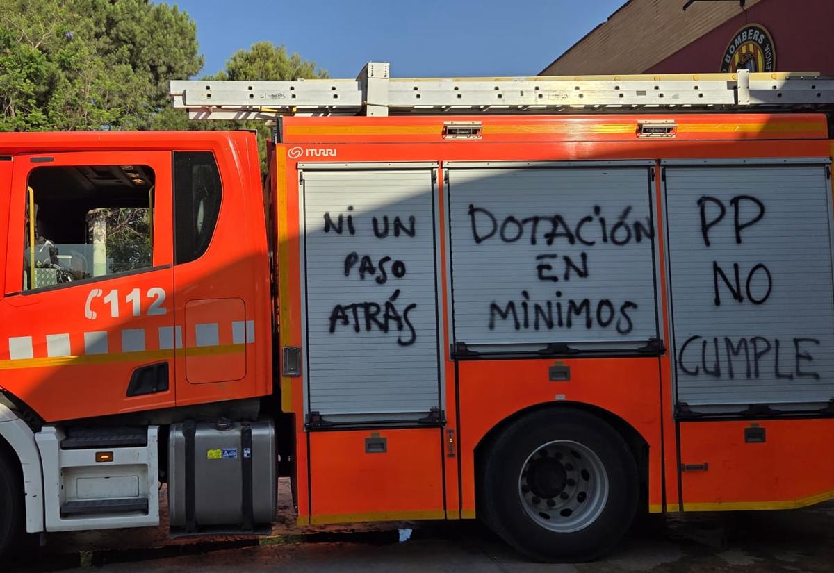 FOTOS | La &#039;huelga de celo&#039; de los bomberos obliga a cerrar los parques de Moncada y Catarroja