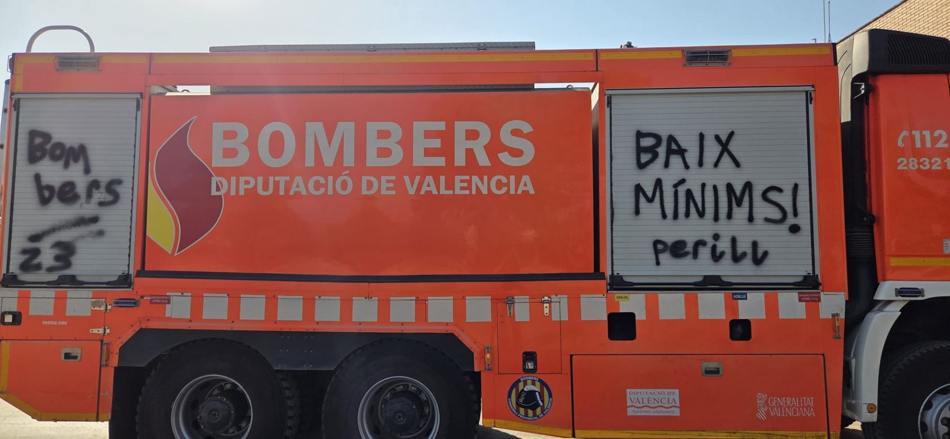 FOTOS | La &#039;huelga de celo&#039; de los bomberos obliga a cerrar los parques de Moncada y Catarroja