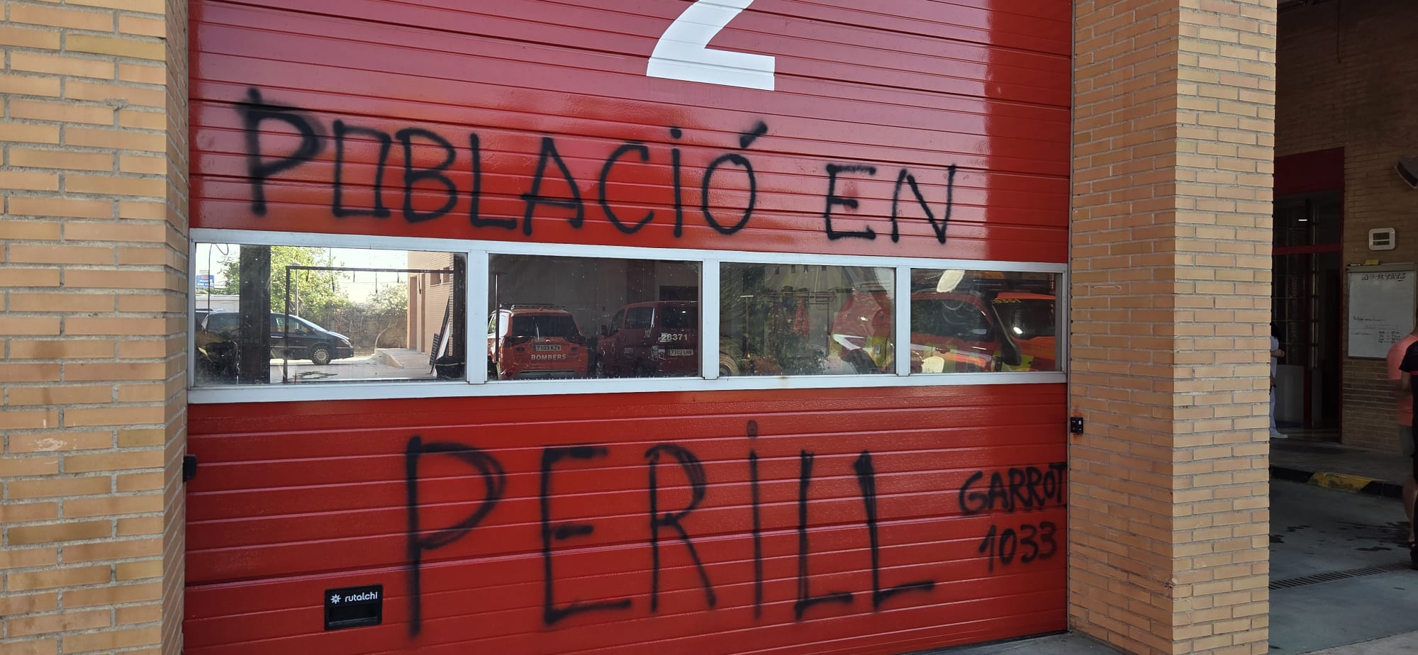 FOTOS | La &#039;huelga de celo&#039; de los bomberos obliga a cerrar los parques de Moncada y Catarroja
