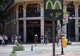 Un termómetro marca 43 grados en Valencia este lunes.