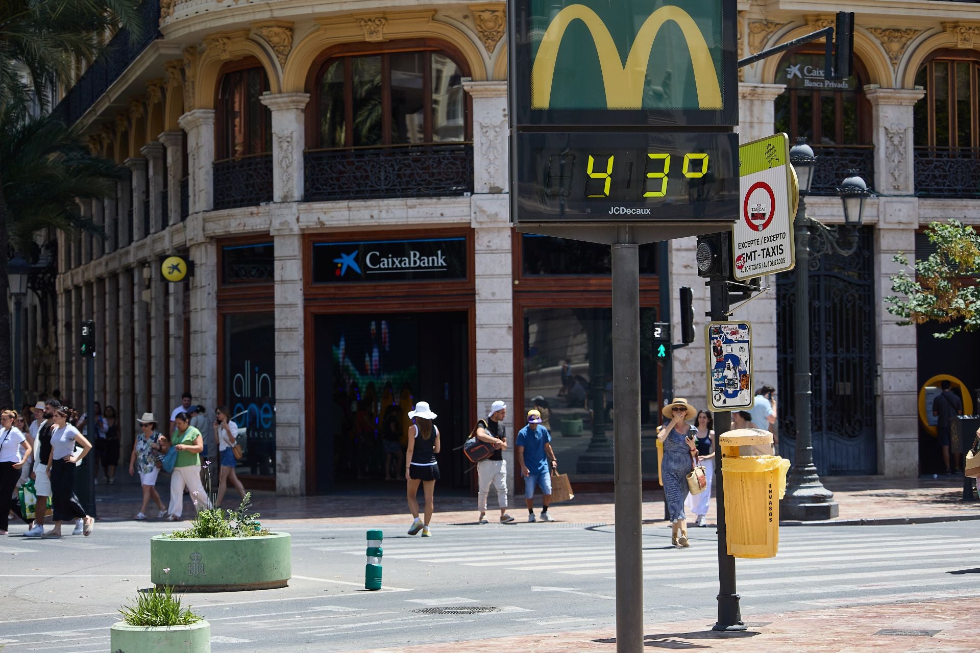 Un termómetro marca 43 grados en Valencia este lunes.
