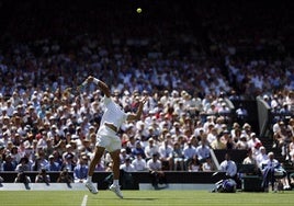 Alcaraz volea en un partido ante Fognini en Wimbledon.