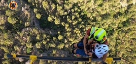 Rescate del ciclista lesionado en Sumacárcer.