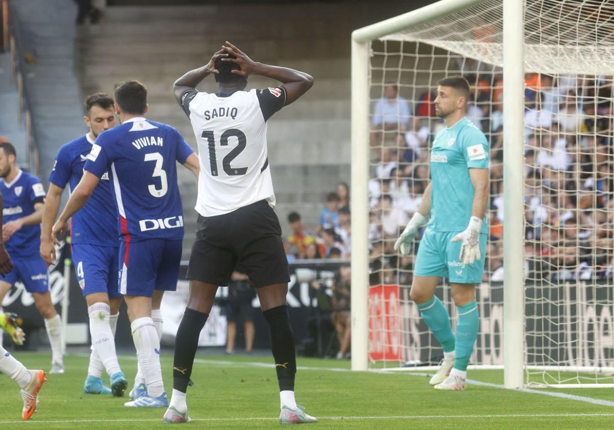 Umar Sadiq, durante un partido con el Valencia CF en Mestalla.