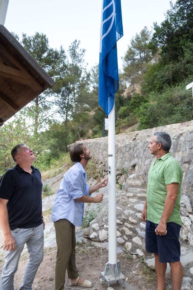 El alcalde Miguel Sandalinas en el izado de la bandera.
